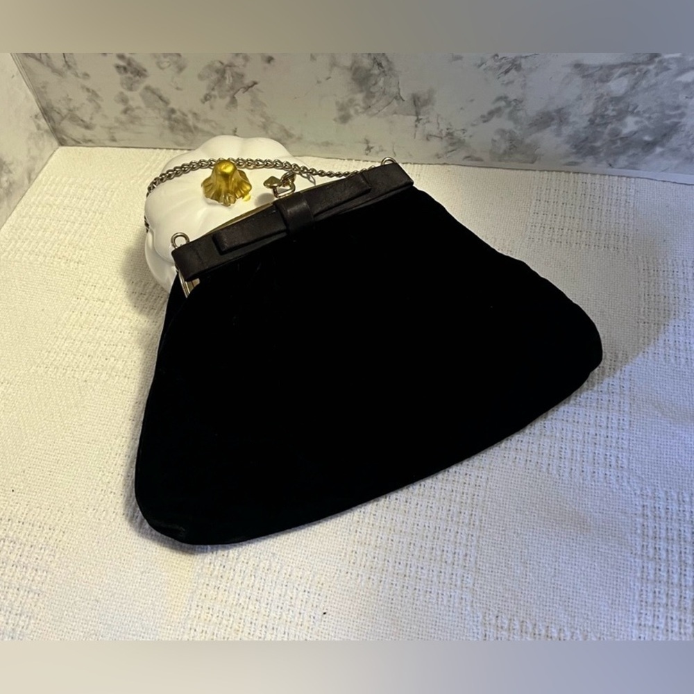 Vintage Black Velvet Evening Bag Purse
Hand Chain Strap Kiss Lock